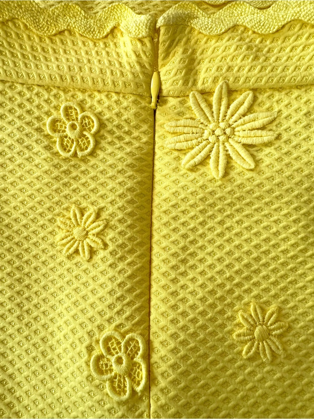 Per Se Yellow Floral Daisy Appliqué with metal flower details Vintage Dress - Picture 9 of 10